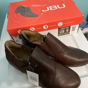 JBU Kyley Heeled Shoe Women Sz 9 Brown Faux Leather Adjustable Comfy Insole NEW